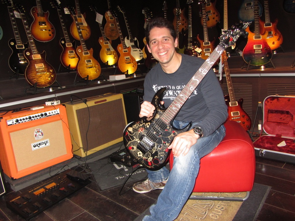 Foto de Victor Guimarães com guitarra